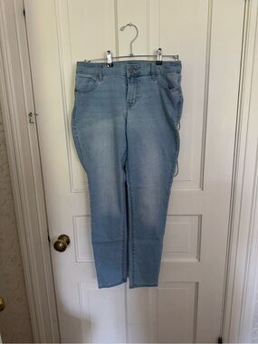 Old Navy Light Wash Skinny Jeans - Women